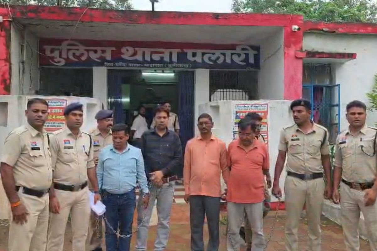 CMHO Fake Signature Transfer Scam Balodabazar: स्वास्थ्य विभाग में फर्जी हस्ताक्षर से ट्रांसफर का खेल: पलारी में बीजेपी नेताओं समेत 4 गिरफ्तार, पार्टी ने पदों से हटाया
