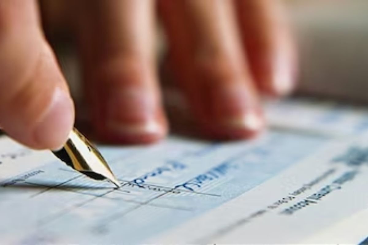 Bank Cheque Book Expiry Date 2026: नए सिक्योरिटी फीचर्स से लैस होंगी बैंक चेकबुक; 31 दिसंबर के बाद पुराने चेक से पेमेंट रुकने का खतरा