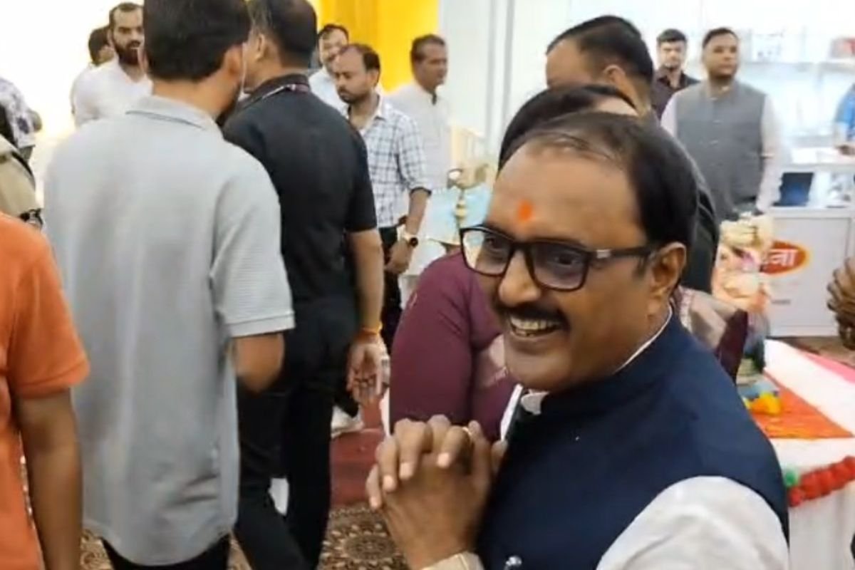 MP Cabinet Minister Rakesh Shukla Ashoknagar: ‘जितना वंदे मातरम् जरूरी, उतना ही महंगाई का मुद्दा’: अशोकनगर में प्रभारी मंत्री के बयान से गर्माई राजनीति