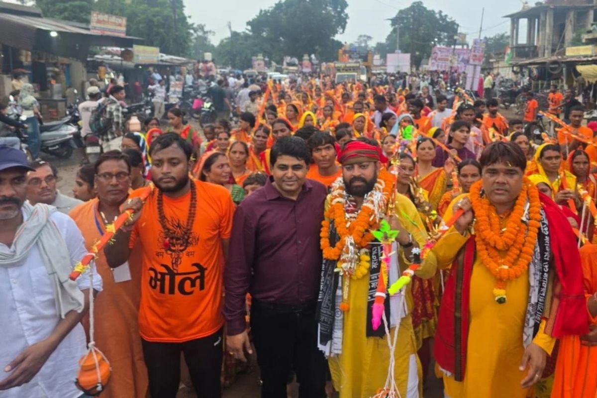 Siliyari To Charoda Grand Kanwar Yatra: धरसींवा में आस्था का महासैलाब: भावेश बघेल के नेतृत्व में निकली 20 किमी लंबी कांवड़ यात्रा