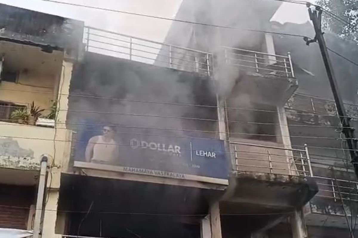 Kasdol Mahamaya Cloth Store Fire Incident: कस्वा में आधी रात को तांडव: कसडोल के महामाया क्लॉथ स्टोर में लगी भीषण आग, लाखों के कपड़े राख