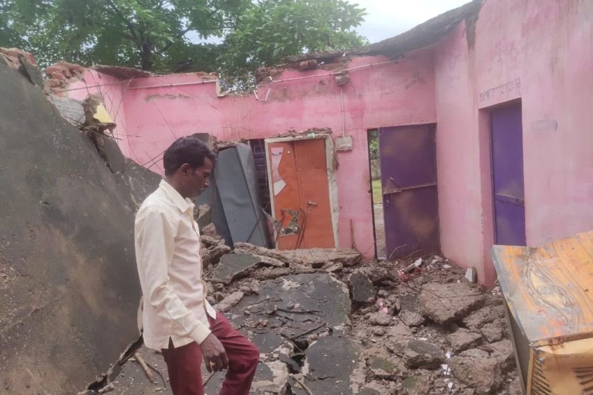 Khairagarh Panchayat Building Collapse: खैरागढ़ में बड़ा हादसा टला: भरभराकर गिरी जर्जर पंचायत भवन की छत, सरपंच-सचिव ने भागकर बचाई जान