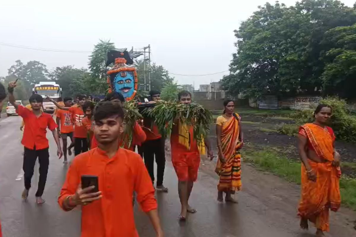 Turridham Sawan Fourth Monday Mela Sakti: तुर्रीधाम में उमड़ा आस्था का महासैलाब: गर्भगृह की प्राकृतिक जलधारा से स्वयं होता है भोलेनाथ का अभिषेक