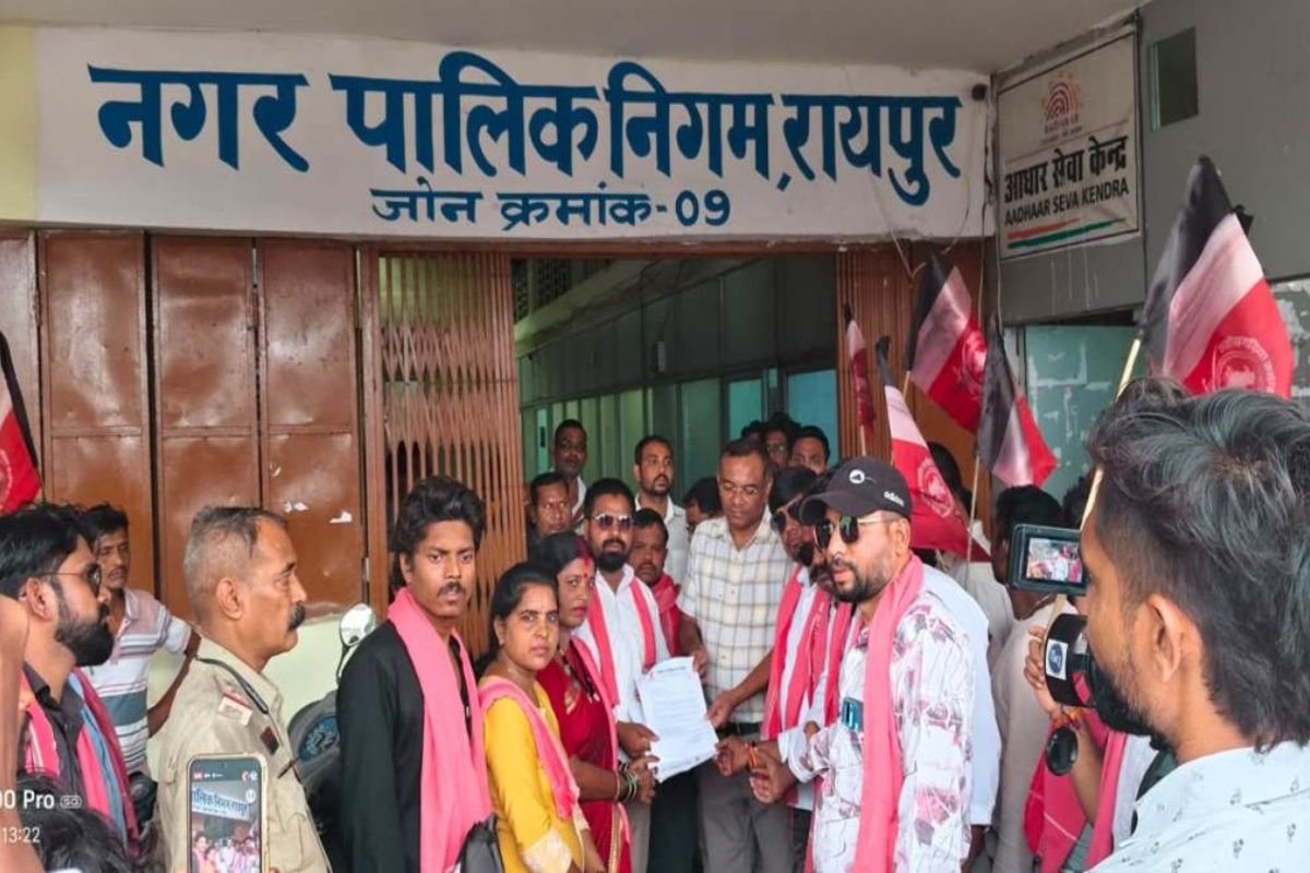 Raipur Phundhar Gauthan Cattle Death Protest: फुंडहर गौठान में गायों की मौत पर फूटा गुस्सा: जोहार छत्तीसगढ़ पार्टी ने जोन-9 दफ्तर का किया घेराव