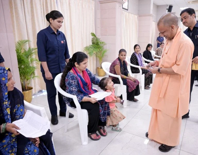 CM Yogi Adityanath: बहन के इलाज के लिए CM योगी के जनता दर्शन में पहुंचा भाई, दर्द सुनते ही लिया फैसला; लखनऊ भेजकर शुरू कराया इलाज
