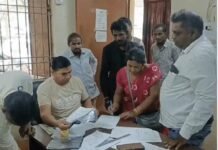 Korba Crime: रील देखते-देखते नेटवर्क गया, गुस्से में महिला ने पिया कीटनाशक; मोबाइल तोड़कर कमरे में हुई बंद, इलाज के दौरान मौत Korba Crime