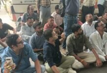 Reva News: नाकामी छुपाने प्रबंधन ने मीडिया कर्मियों के अस्पताल प्रवेश में लगाई रोक, सुपर के सामने धरने में बैठे मीडियाकर्मी, प्रशासन में हड़कंप, मौके पर पहुंचे कलेक्टर और एसपी Reva News