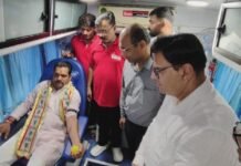 Tikamgarh News: जिला अस्पताल और एमपीईबी परिसर में रक्तदान शिविर का श्रम सचिव ने किया निरीक्षण Tikamgarh News