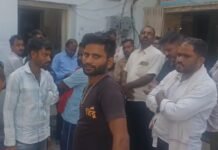 Gwalior News: 40 गांवों में 10 दिन से बिजली गुल, सूखने की कगार पर धान की फसल; किसानों ने बिजली कंपनी कार्यालय घेरा Gwalior News