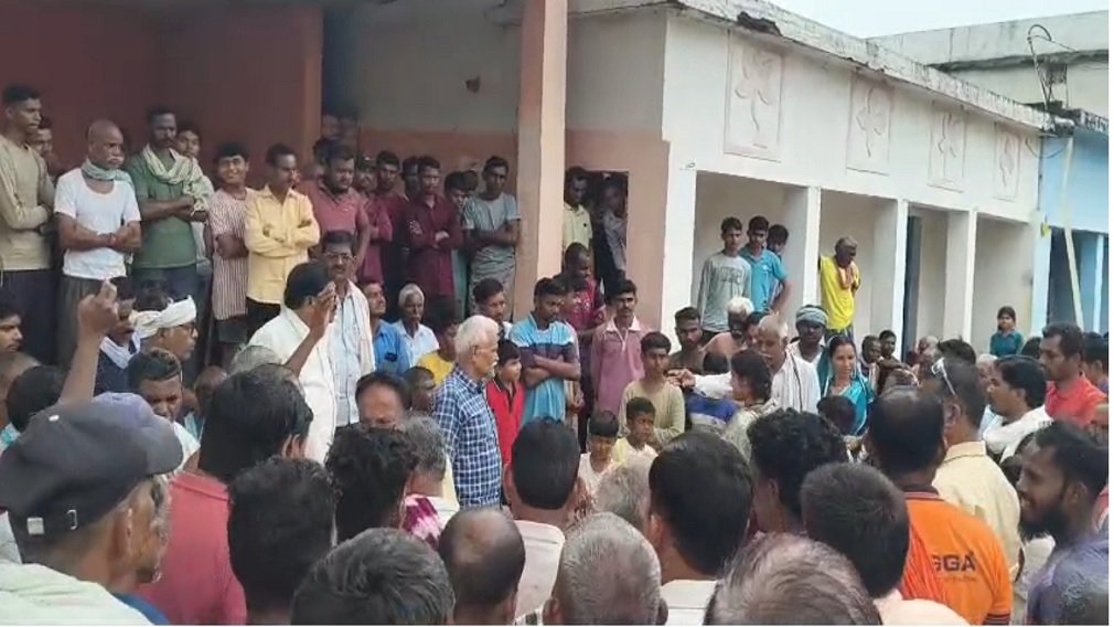 Dhamtari News: धर्मांतरित महिला के शव दफनाने को लेकर विवाद, परिजन और ग्रामीण आमने-सामने; पुलिस ने संभाला मोर्चा
