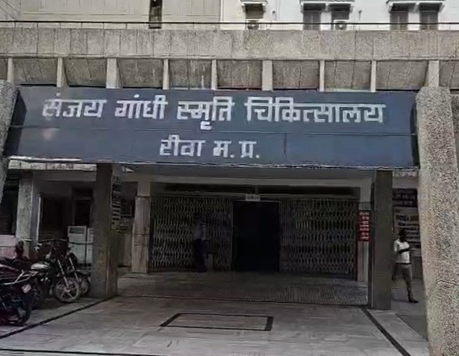 Reva News: रीवा के संजय गांधी अस्पताल मे खून पर भी जात पात. मरीज के परिजन का आरोप. कहा “वैश्य को नहीं चढ़ेगा पांडे का खून, मरीज की जाति वाला डोनर लाओ”