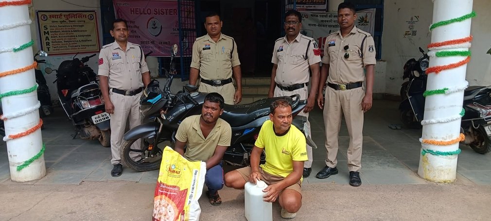 Raigarh Crime: अवैध महुआ शराब के खिलाफ दो अलग-अलग मामलों में 14 लीटर शराब, बाइऊ जब्त, दो आरोपी गिरफ्तार