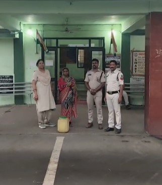 Raigarh Crime: ऑपरेशन आघात के तहत ग्राम पूंजीपथरा में 15 लीटर महुआ शराब के साथ महिला गिरफ्तार