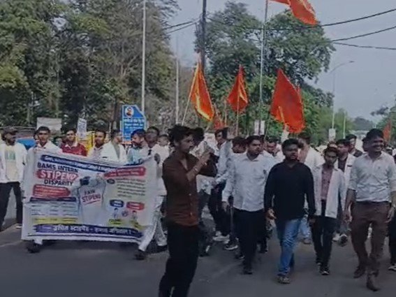 Jabalpur News: जबलपुर में स्टाइपेंड बढ़ाने की मांग को लेकर आयुष छात्रों का पैदल मार्च और प्रदर्शन