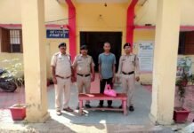 Janjgir Crime: पामगढ़ में अवैध कच्ची महुआ शराब पर पुलिस की कार्रवाई, 10 लीटर शराब के साथ आरोपी गिरफ्तार Janjgir Crime: