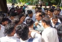 Jabalpur News: जबलपुर रानी दुर्गावती विश्वविद्यालय में आउट ऑफ सिलेबस पेपर को लेकर छात्रों का प्रदर्शन Jabalpur News:
