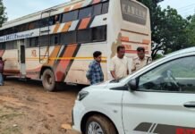 Kanker News: रहवासी इलाकों में बसों की बेलगाम रफ्तार पर चला ट्रैफिक पुलिस का डंडा, 7 बसों पर चालानी कार्रवाई; 12 हजार वसूला Kanker News