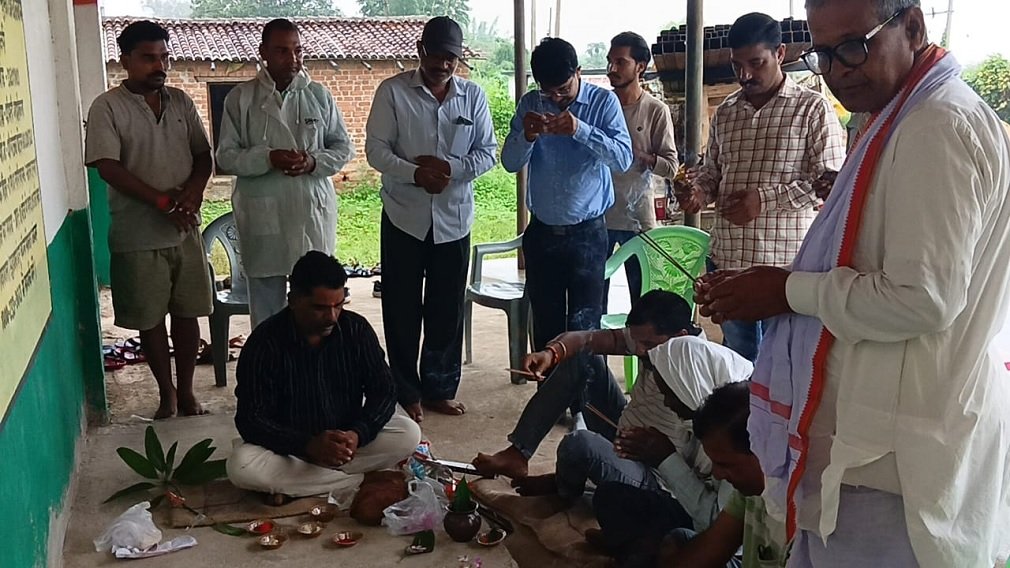 Balrampur News: जनपद विकास निधि से शेड निर्माण कार्य का भूमि पूजन, जनपद सदस्य मुकेश जायसवाल ने किया शुभारंभ
