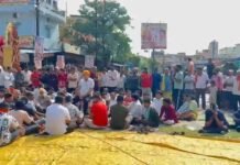 Simga News: सिमगा में गणेश विसर्जन झांकी पर कथित लाठीचार्ज का विरोध, नेताओं ने नेशनल हाईवे 130 किया जाम; पुलिसकर्मियों के निलंबन की मांग Simga News