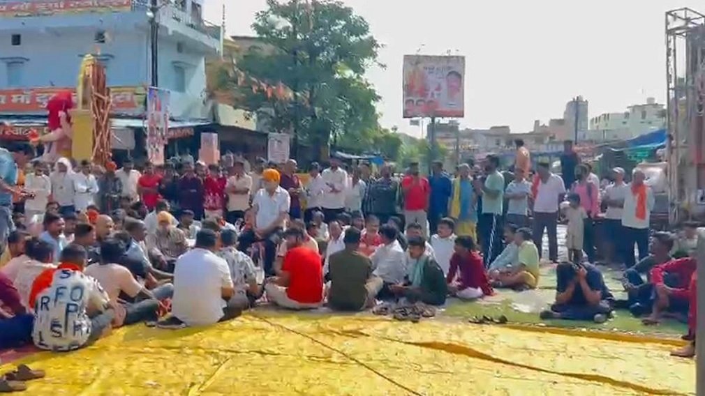 Simga News: सिमगा में गणेश विसर्जन झांकी पर कथित लाठीचार्ज का विरोध, नेताओं ने नेशनल हाईवे 130 किया जाम; पुलिसकर्मियों के निलंबन की मांग