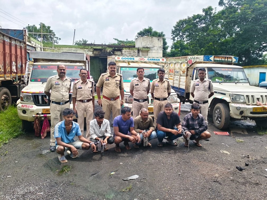 Raigarh News: ऑपरेशन शंखनाद” में रायगढ़ पुलिस की बड़ी कार्रवाई, 6 गौवंशों को तस्करों के चंगुल से कराया मुक्त