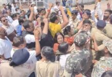 Jagdalpur News: PM मोदी के जन्मदिन पर दीया जलाने को लेकर बवाल, कांग्रेस-भाजपा कार्यकर्ताओं में जोरदार झड़प; VIDEO वायरल Jagdalpur News