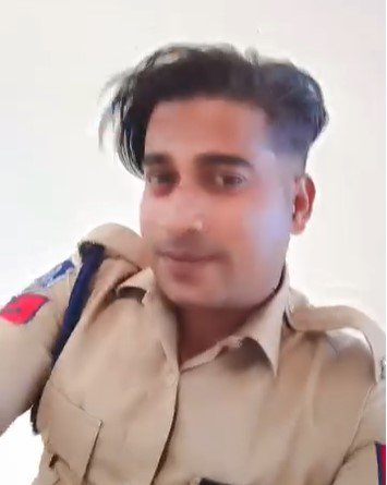 Reva News: रीवा में वर्दी पहनकर पुलिसकर्मी ने बनाई फिल्मी रील, सोशल मीडिया पर वायरल होते ही मचा हड़कंप
