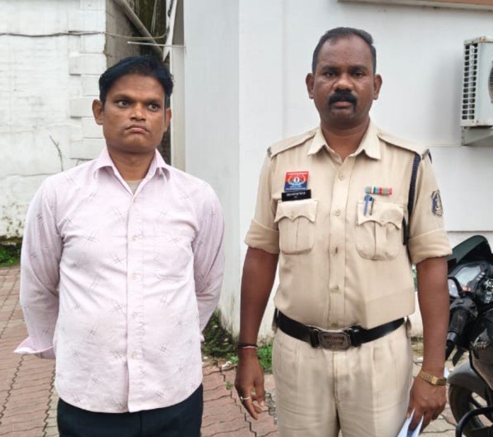 Raigarh News: घर की बाड़ी में शराब छिपाकर बेचने की तैयारी कर रहा आरोपी गिरफ्तार, 9 लीटर महुआ शराब जब्त