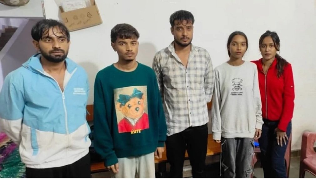 Chhattisgarh News:आधी रात नदी में समा गई कार! पेड़ के सहारे लटके 5 दोस्त, फिर रात में चला रेस्क्यू