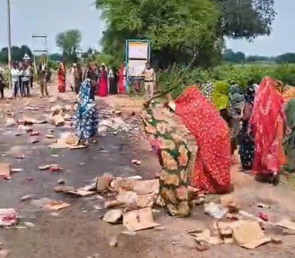Ashok Nagar News: “बच्चियों के स्कूल जाने वाले रास्ते पर शराब दुकान… विरोध में टूटी दुकान, कैमरे और पेटियां; 21 पर FIR”