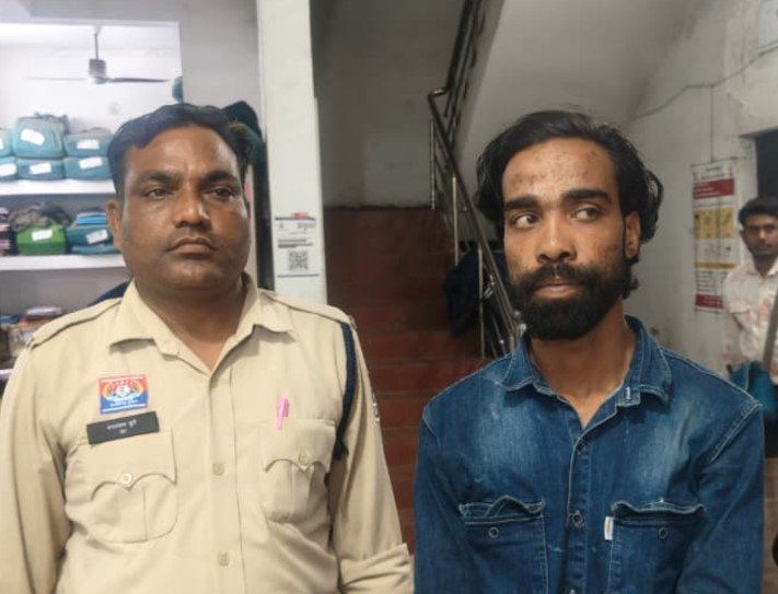 Raigarh News: बाइक चोरी करते आरोपी को पुलिसकर्मियों ने दौड़ाकर पकड़ा, चोरी की 5 बाइक बरामद