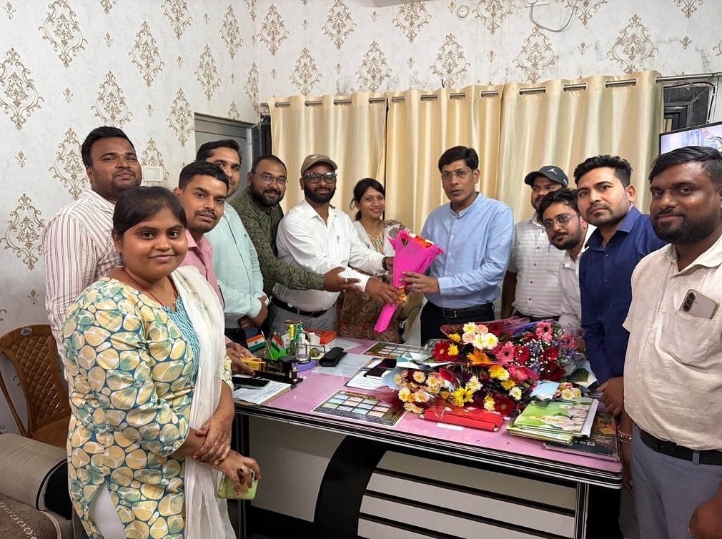 Bemetara News: एनएचएम संघ बेमेतरा ने नवपदस्थ CMHO डॉ. शरद कोहड़े से की सौजन्य मुलाकात, संघ ने पुष्पगुच्छा से किया आत्मीय स्वागत