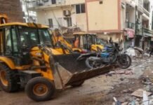 Delhi Satya Niketan Building Collapse: सत्य निकेतन हादसे में बड़ा एक्शन, MCD के 5 अधिकारी सस्पेंड; मरने वालों की संख्या 7 हुई Delhi Satya Niketan Building Collapse