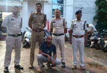 Abhanpur News: महानदी में बहती आई शराब की बोतलें, पकड़ने के लिए पुल पर उमड़ी भीड़, VIDEO वायरल Abhanpur News
