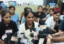 Barwani News: PM कॉलेज ग्राउंड विवाद: लिखित आश्वासन पर अड़ीं छात्राएं, प्राचार्य कक्ष के बाहर नारेबाजी, प्राचार्य को ले जाते समय प्रदर्शनकारियों ने सड़क पर लेटकर किया प्रदर्शन Barwani News