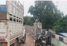 Abhanpur Accident: पिकअप की टक्कर से बाइक सवार पुल से नीचे गिरा, जानिए फिर क्या हुआ Abhanpur Accident: