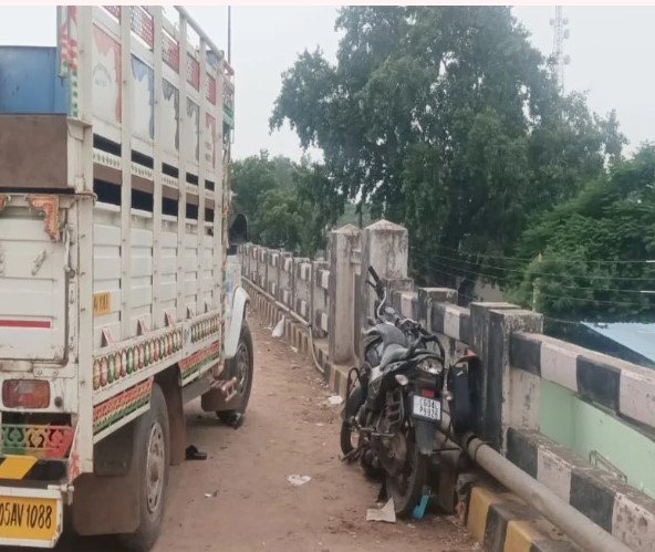 Abhanpur Accident: पिकअप की टक्कर से बाइक सवार पुल से नीचे गिरा, जानिए फिर क्या हुआ