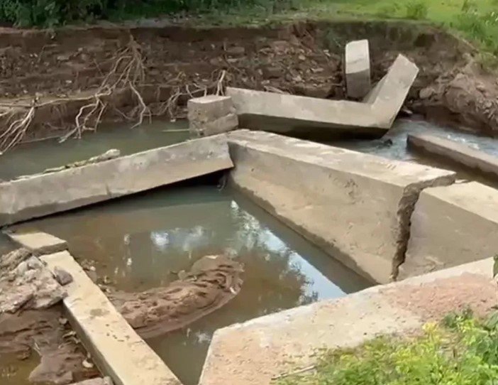 Balrampur News: 20 लाख का चेकडैम 6 महीने में टूटा, निर्माण की गुणवत्ता पर उठे सवाल, आखिर कौन है जिम्मेदार
