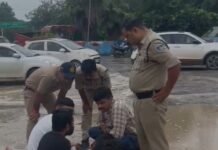 Reva News: रीवा की बदहाल सड़क पर अनोखा Protest, हाथ में किताब लेकर धरने पर बैठा युवक Reva News: