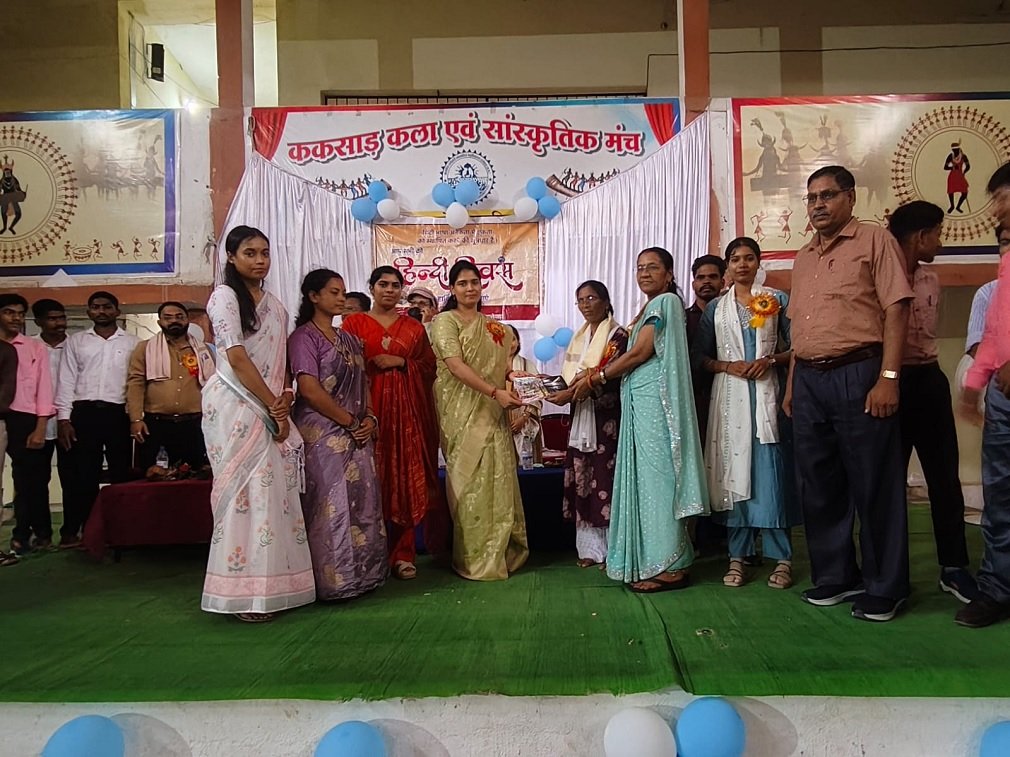 Bacheli News: हिंदी दिवस पर दंतेश्वरी महाविद्यालय में सजा काव्य का मंच, साहित्यकारों ने कविता-गजल से बांधा समां