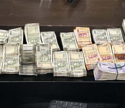 Kawardha Crime:12.50 लाख रुपए की चोरी का खुलासा, आरोपी पिता-पुत्र गिरफ्तार; 11.53 लाख रुपए बरामद