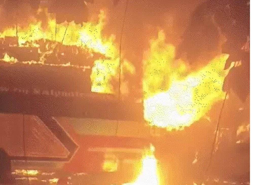 Noida Sleeper Bus Fire: चलती स्लीपर बस में भीषण आग, 9 यात्रियों की दर्दनाक मौत, 20 यात्रियों को सुरक्षित बाहर निकाला गया
