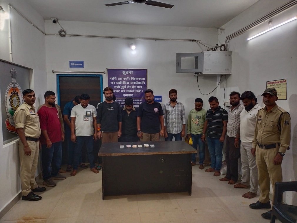 Raipur Crime: दीपक कॉलोनी में जुआ फड़ पर पुलिस का शिकंजा, 14 जुआरी गिरफ्तार; 72,300 रुपए नकद जब्त