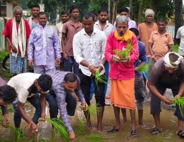 Gariaband News: अनोखा प्रदर्शन: 68 लाख की सड़क सालभर में जर्जर, ग्रामीणों ने गड्ढों में रोपे धान और बेशरम के पौधे