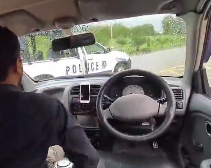 Islamabad Driverless Car: ड्राइवरलेस कार का टेस्ट पड़ा भारी, पुलिस वैन से टकराई; VIDEO वायरल