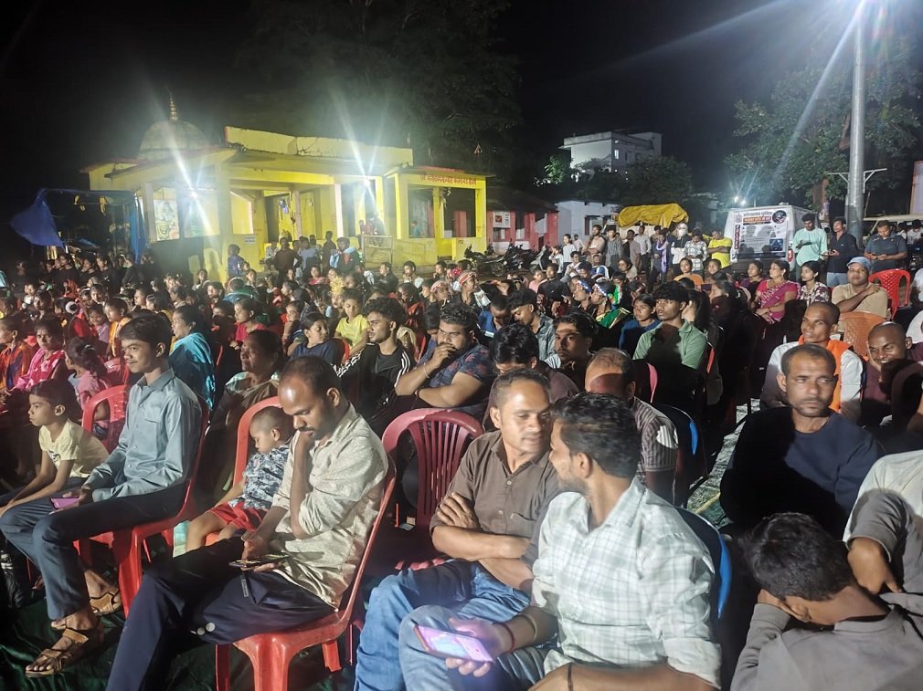 माकड़ी में ‘ओपन माइक’ से गूंजा साइबर जागरूकता का संदेश, कलाकारों ने प्रस्तुतियों से दिया ऑनलाइन ठगी से बचने का संदेश