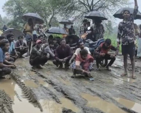 Katghora News: बदहाल सड़क से ग्रामीण परेशान, भारी बारिश में सड़क पर बैठकर किया प्रदर्शन; चक्काजाम की चेतावनी