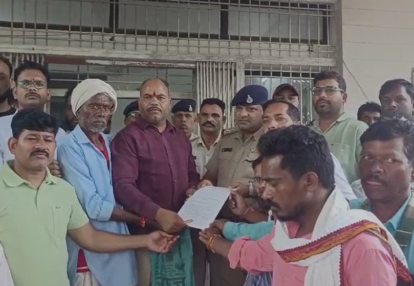 Betul News: ट्रांसफॉर्मर लगाने के नाम पर ग्रामीणों से लाखों रुपए लेने का आरोप, चालू नहीं होने पर पुलिस से शिकायत