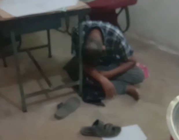 Janjgir-Champa News: शिक्षक के कथित नशे में होने का वीडियो वायरल, ग्रामीणों ने की कार्रवाई की मांग