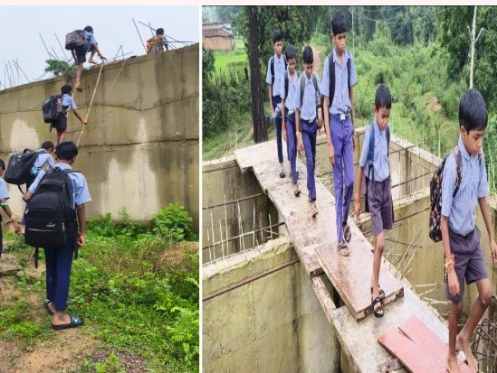 Gariaband News: अधूरा पुल बना बच्चों के लिए खतरा, 20 फीट ऊंची सीढ़ी से स्कूल जाने को मजबूर छात्र; ग्रामीणों ने दी आंदोलन की चेतावनी
